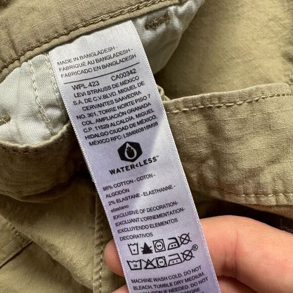 Signature Levi’s Tan Cargo Pants Lightweight Essential Men’s Size 40 Outdoors - Picture 10 of 16